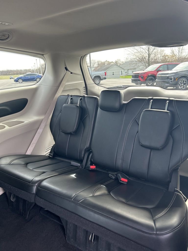 Used 2023 Chrysler Pacifica Touring-L image 55