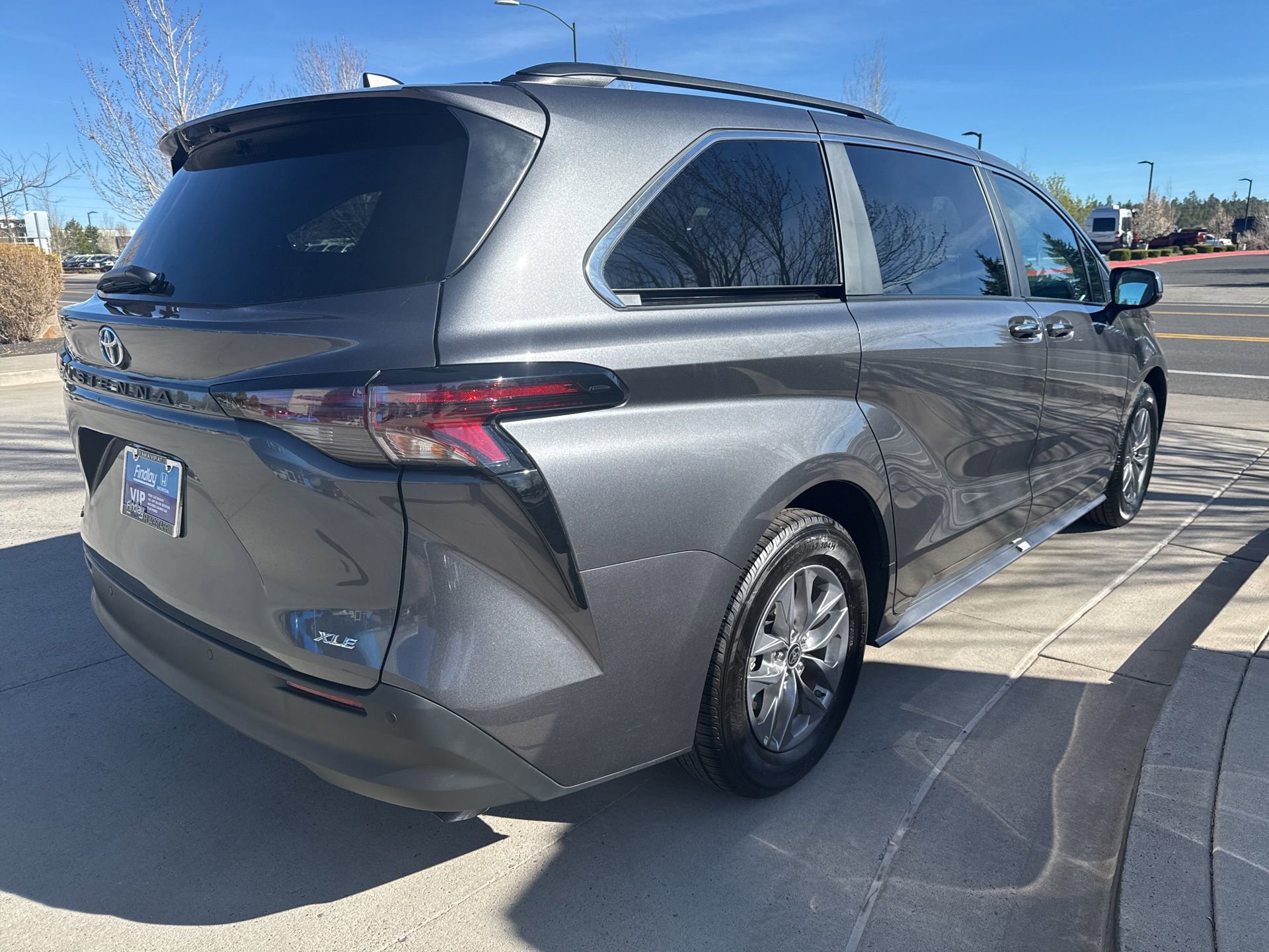 Used 2025 Toyota Sienna XLE image 5