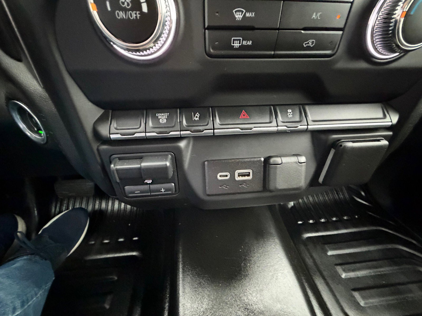 Used 2024 GMC Sierra 3500 Pro w/ Convenience Package image 14