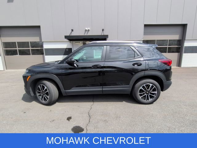 Used 2025 Chevrolet TrailBlazer LT image 2