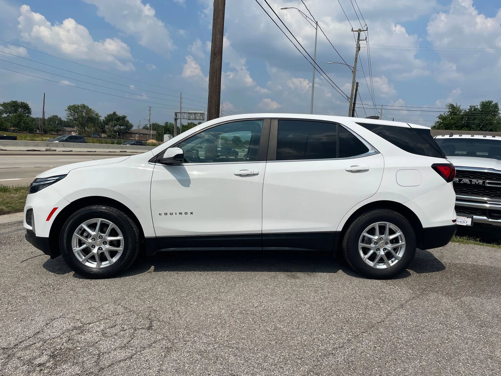 Used 2022 Chevrolet Equinox LT image 2