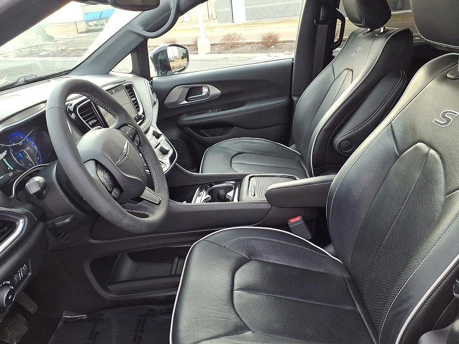 Used 2023 Chrysler Pacifica Limited w/ S Appearance Package image 16