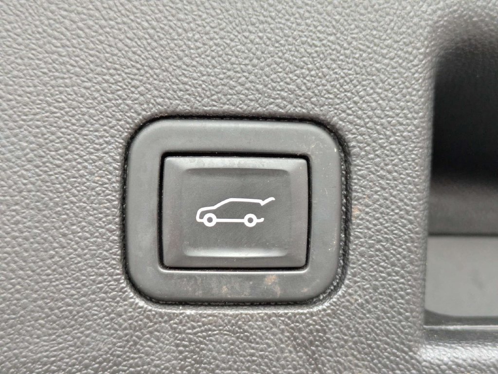 Used 2022 Chevrolet Equinox RS w/ RS Leather Package FWD image 16