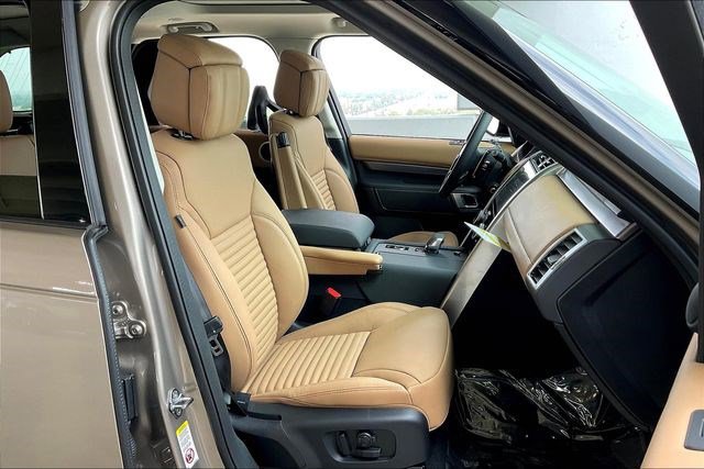 New 2025 Land Rover Discovery Metropolitan Edition image 12