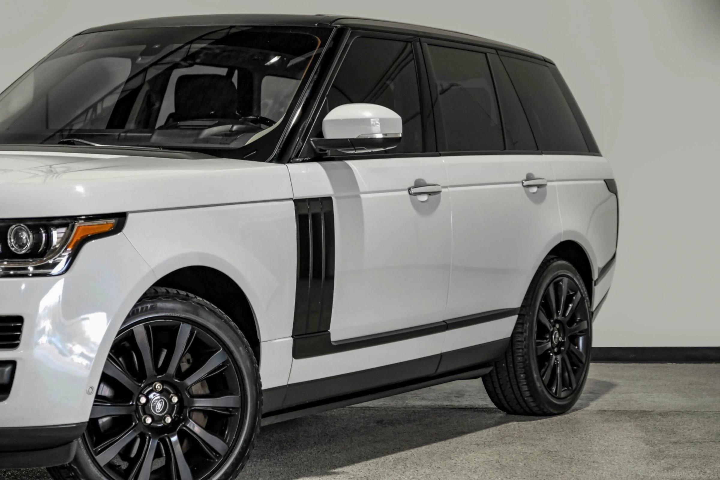Used 2016 Land Rover Range Rover Autobiography image 12