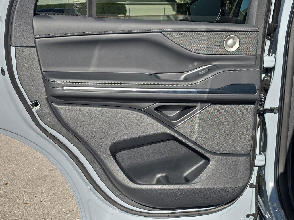 New 2026 Lincoln Navigator Reserve w/ Jet Appearance Package AWD/4WD image 12