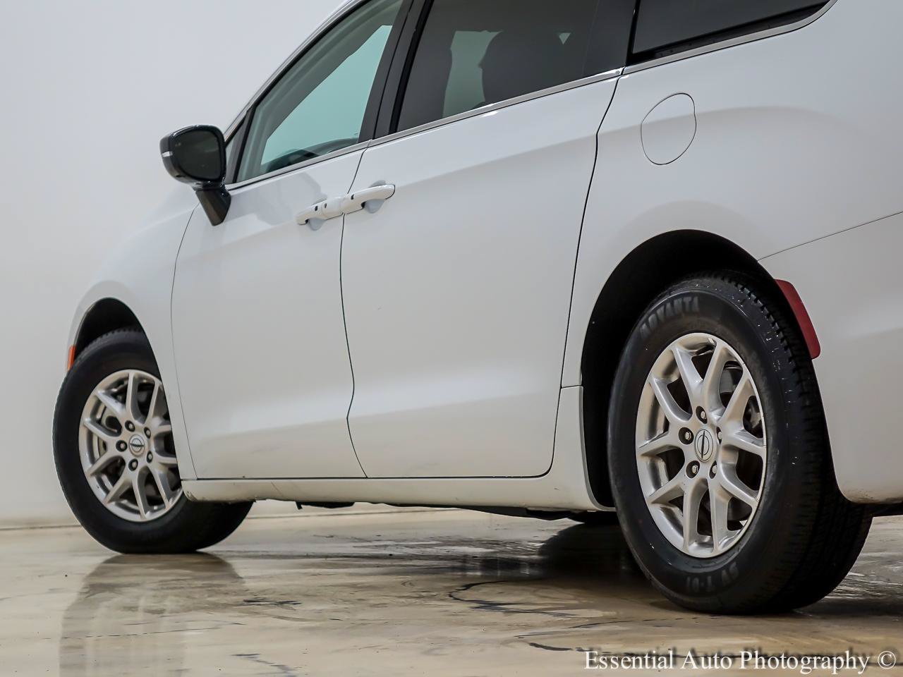 Used 2024 Chrysler Pacifica Touring-L FWD image 11