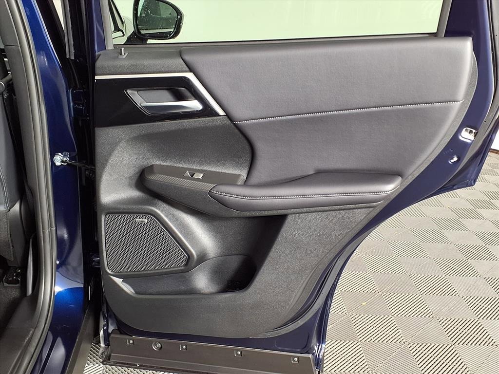 New 2025 Mitsubishi Outlander SE image 10