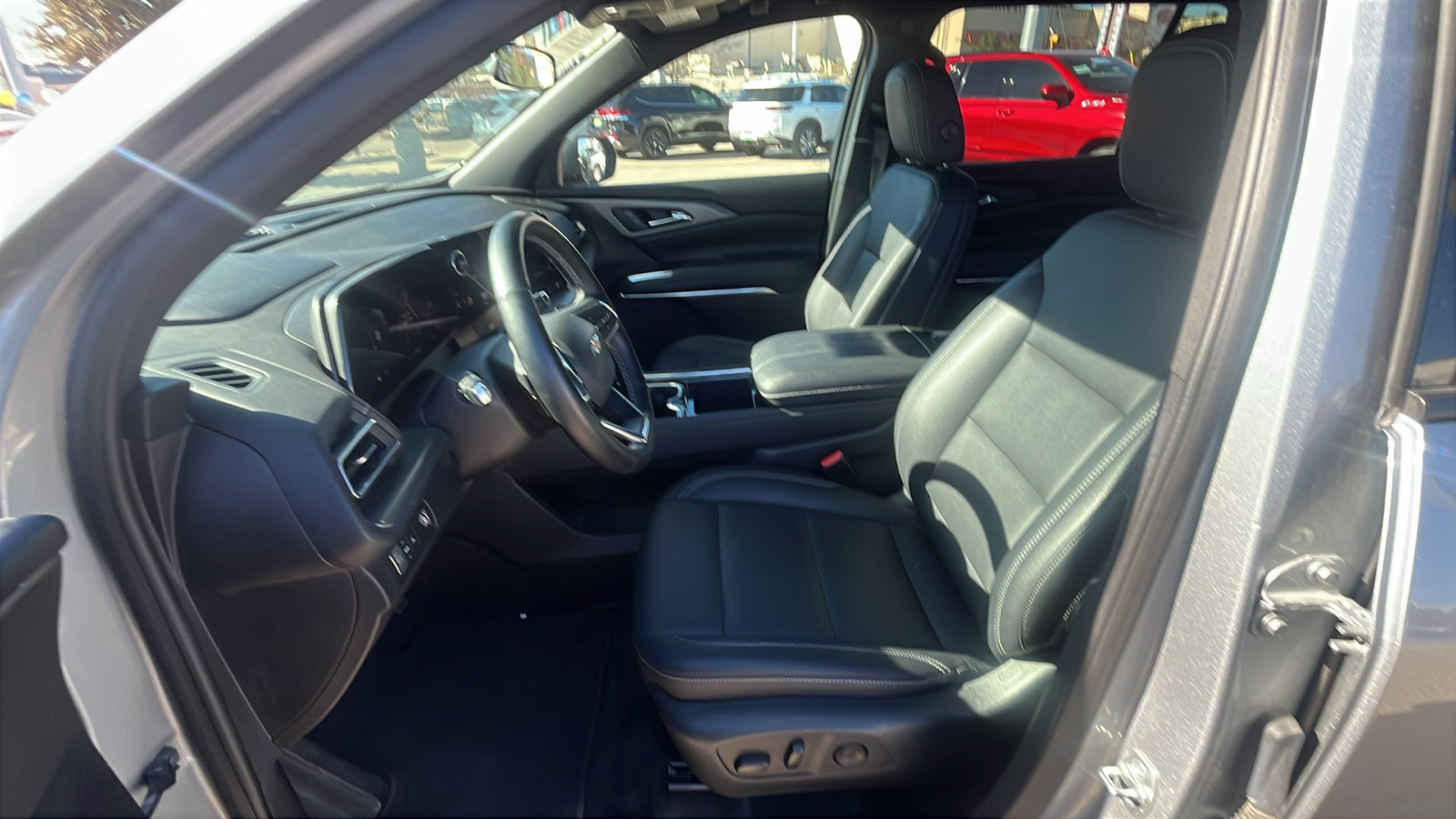 Used 2025 Chevrolet Traverse LT image 10