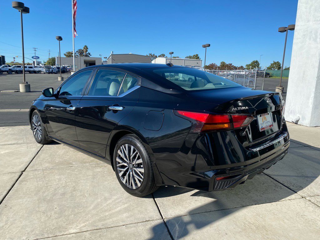 Used 2023 Nissan Altima 2.5 SV w/ SV Premium Package image 6