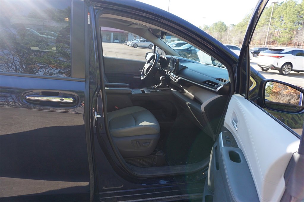 Used 2021 Toyota Sienna XLE image 19