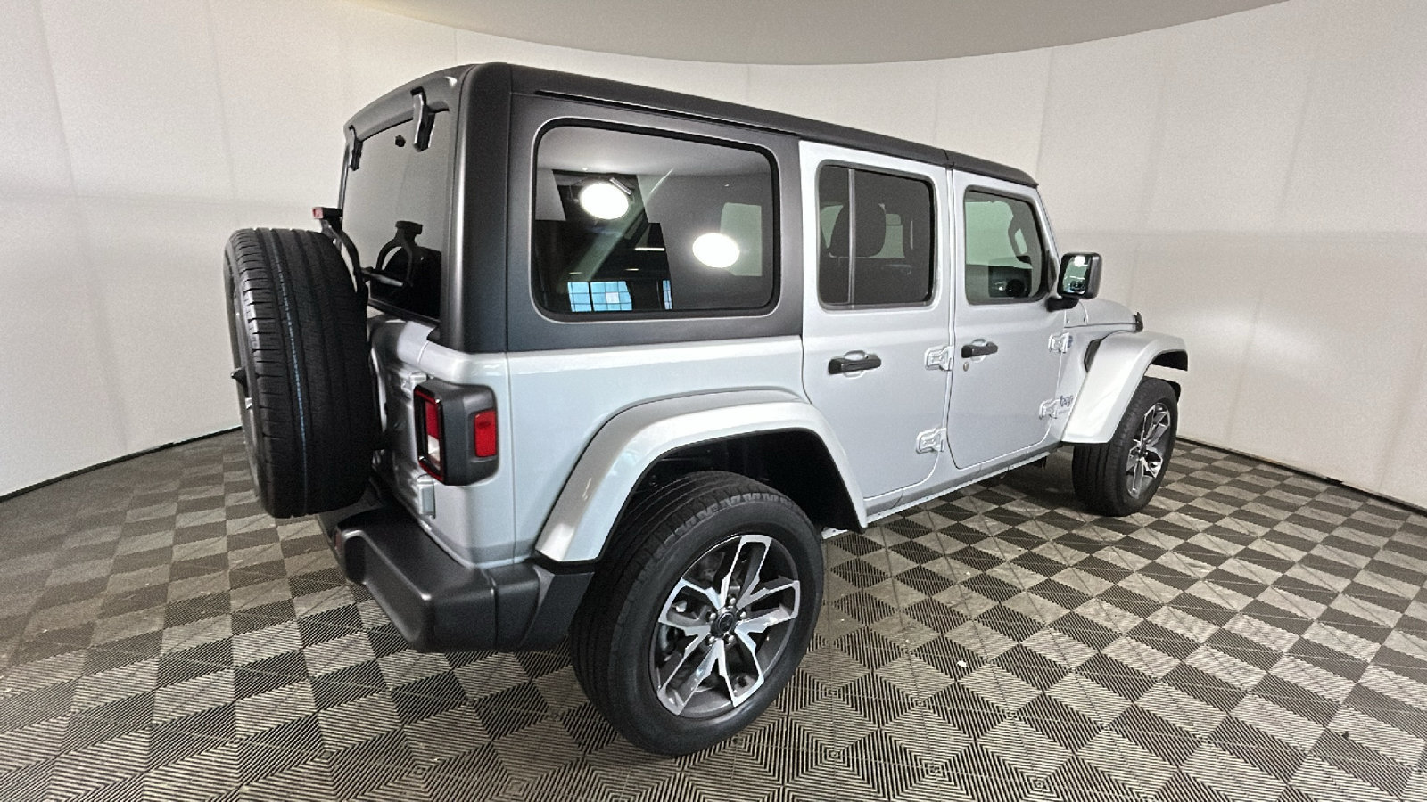 Used 2024 Jeep Wrangler Unlimited w/ Convenience Group AWD/4WD image 3