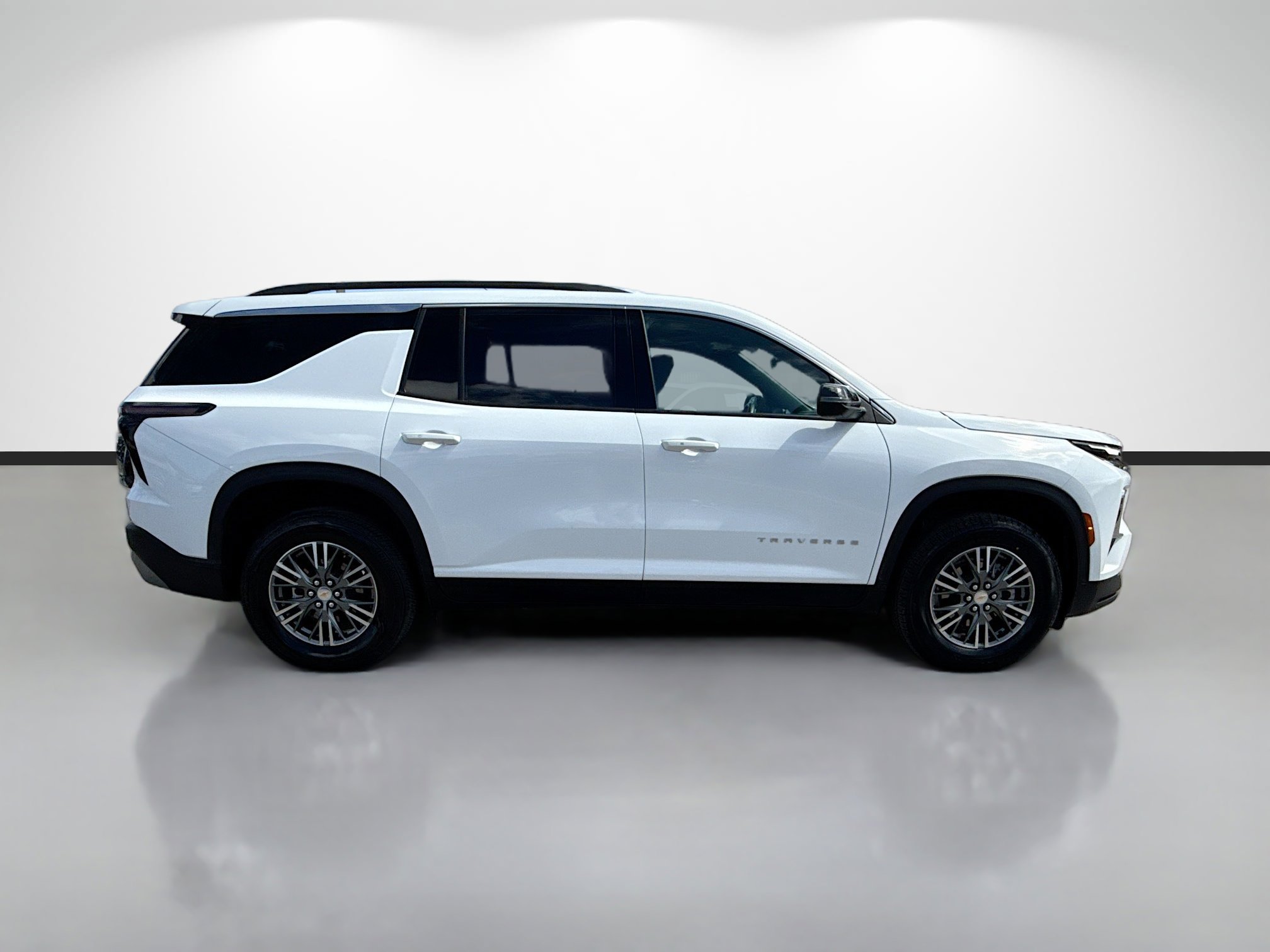 Used 2025 Chevrolet Traverse LT image 2