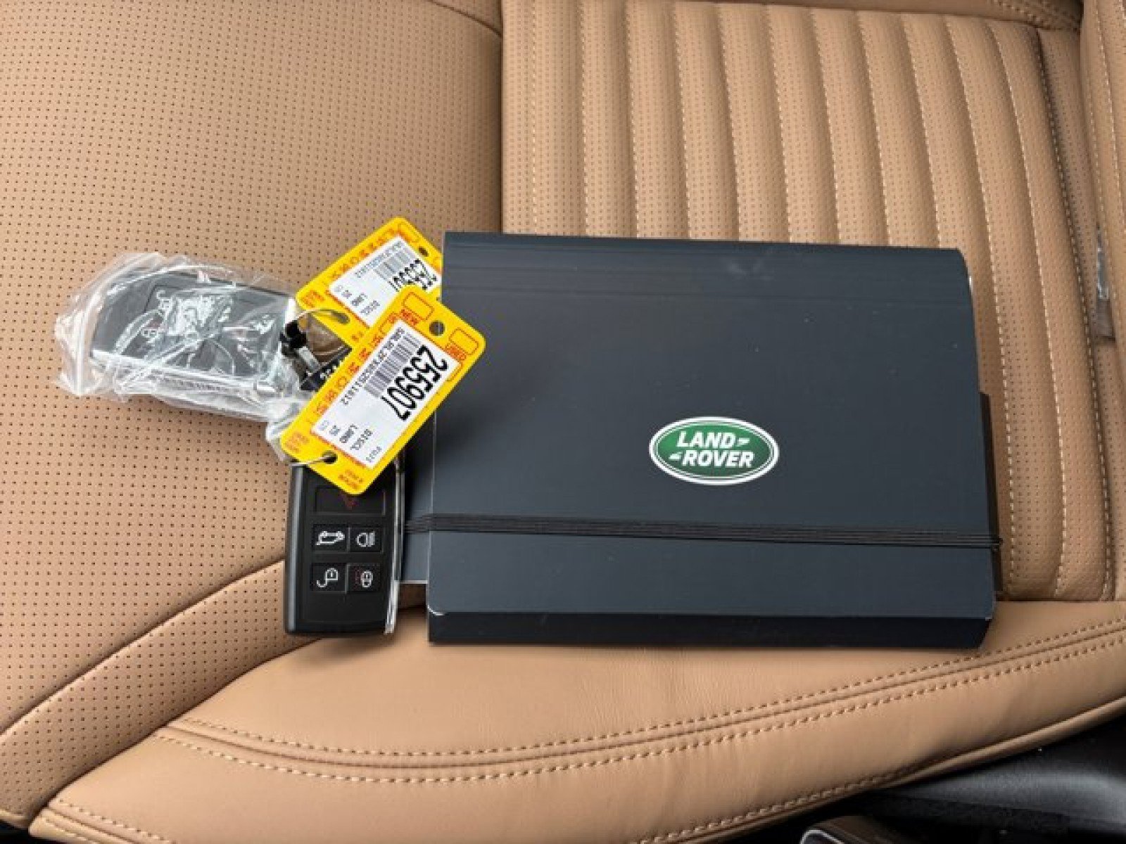 New 2025 Land Rover Discovery Dynamic SE image 22