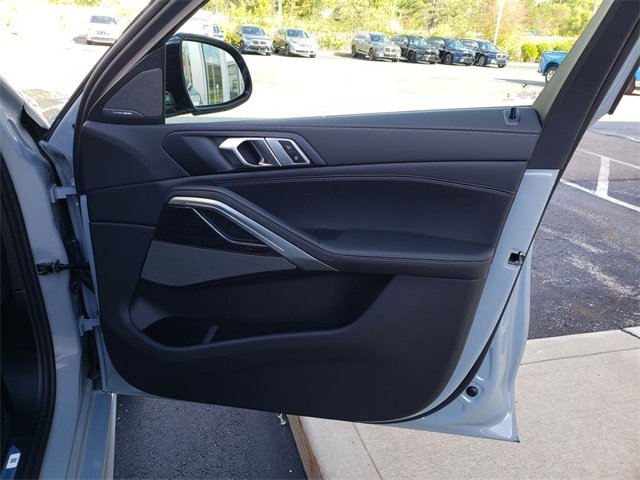 New 2026 BMW X6 xDrive40i w/ Climate Comfort Package image 18
