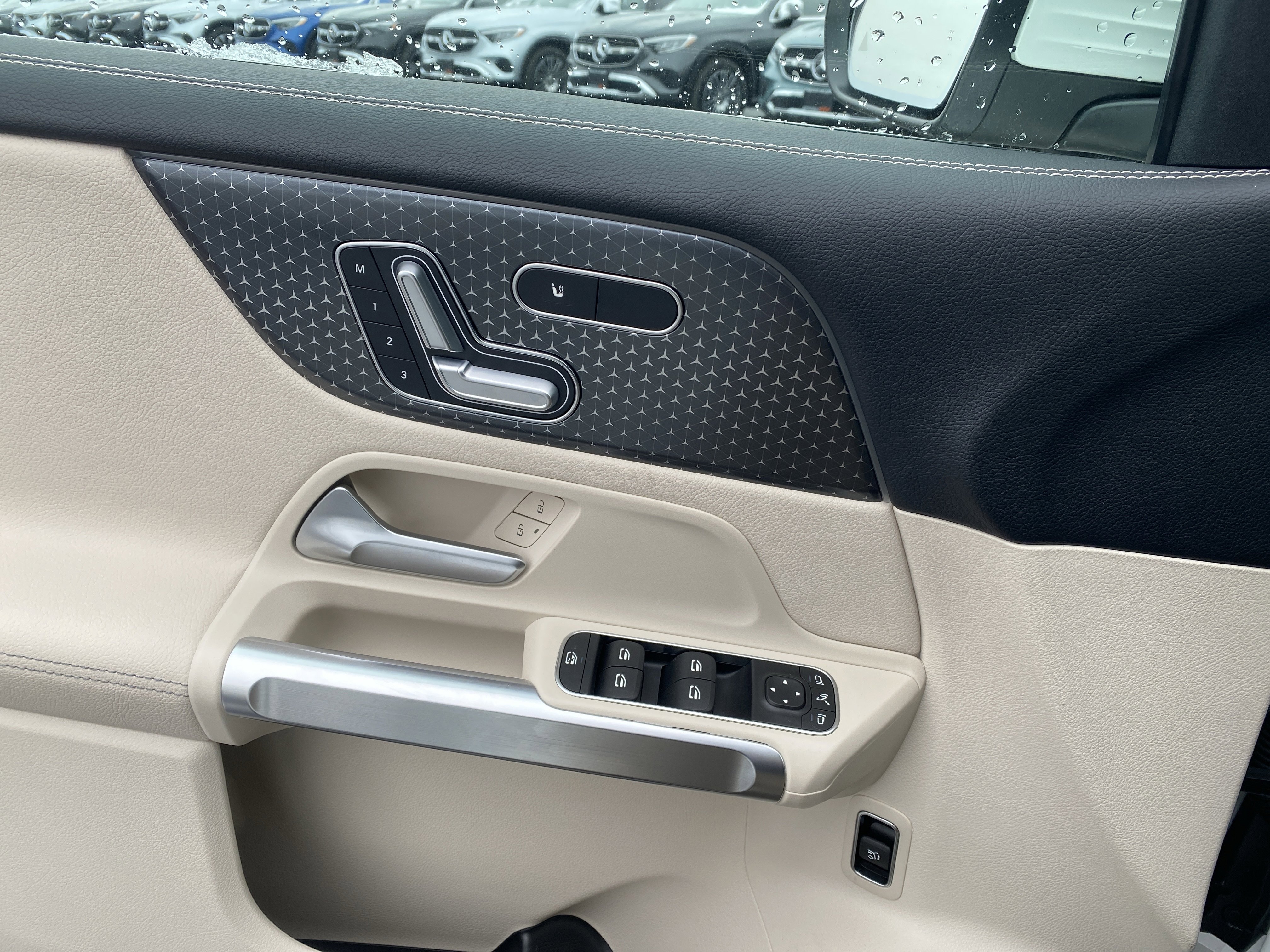 Used 2025 Mercedes-Benz GLB 250 4MATIC image 14