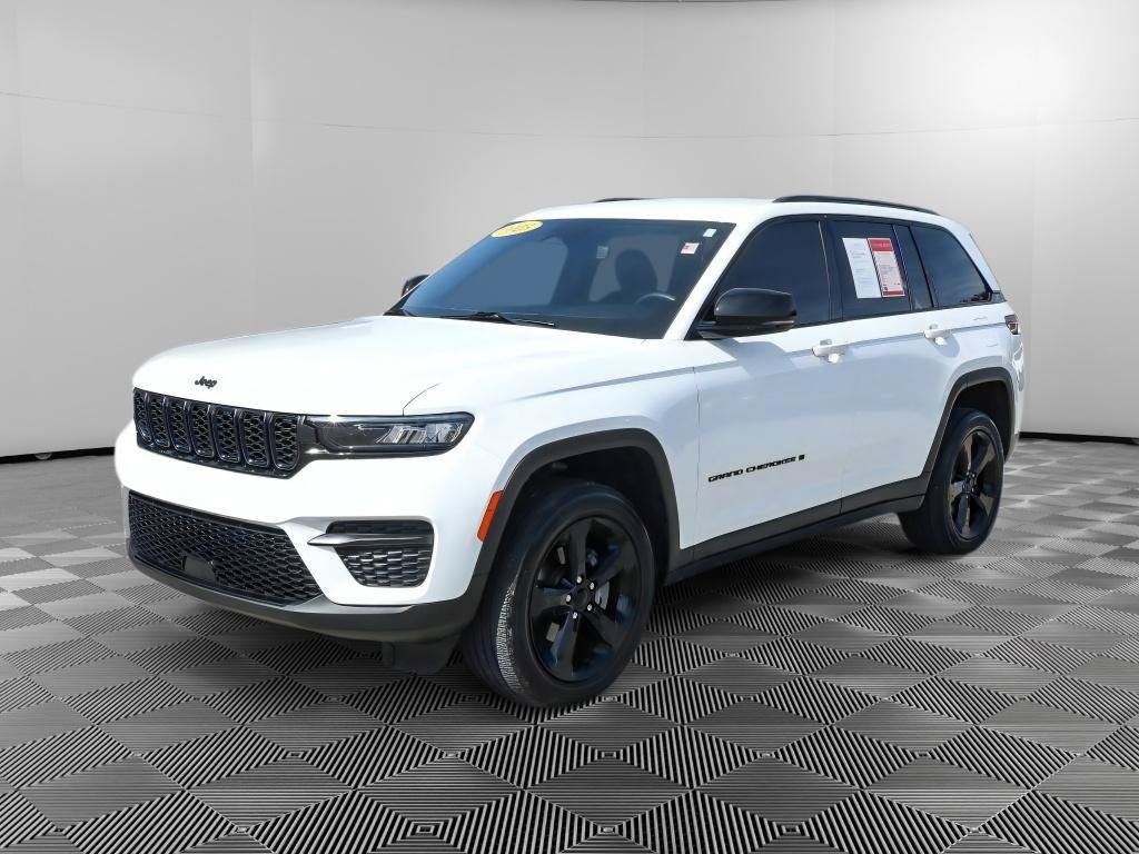 Used 2023 Jeep Grand Cherokee Altitude AWD/4WD image 2