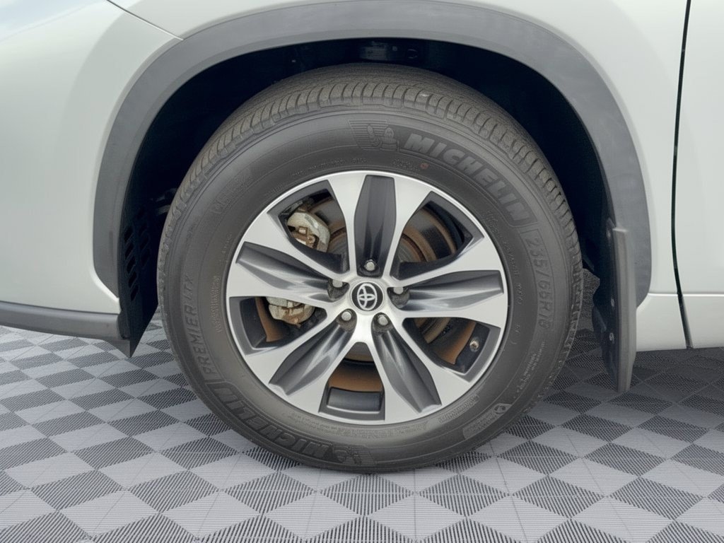 Used 2023 Toyota Highlander XLE FWD image 13