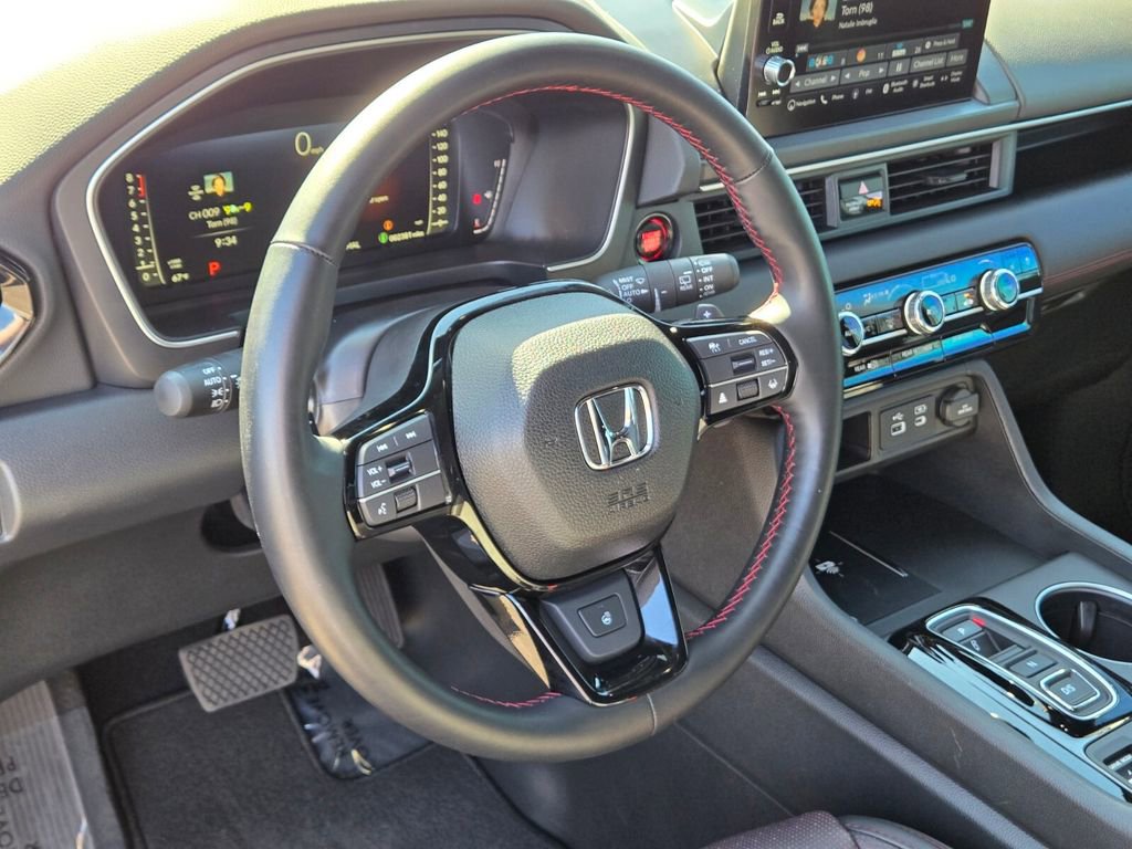 Used 2025 Honda Pilot Black Edition image 13