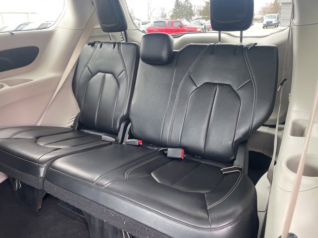 Used 2022 Chrysler Pacifica Touring-L image 10