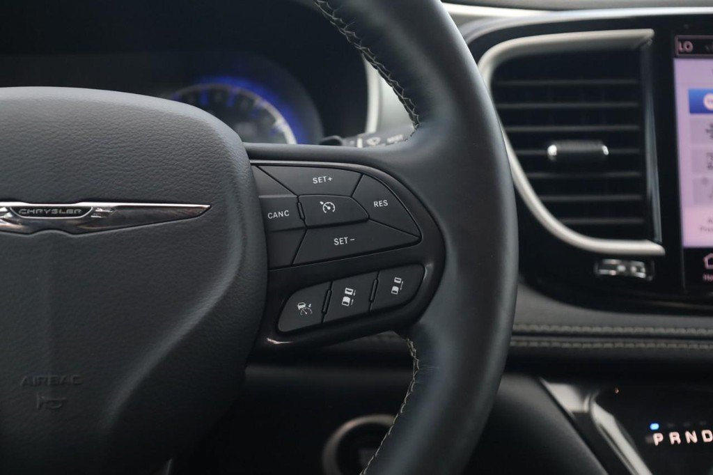 Used 2021 Chrysler Pacifica Touring-L w/ Premium & Safety Sphere Group FWD image 9