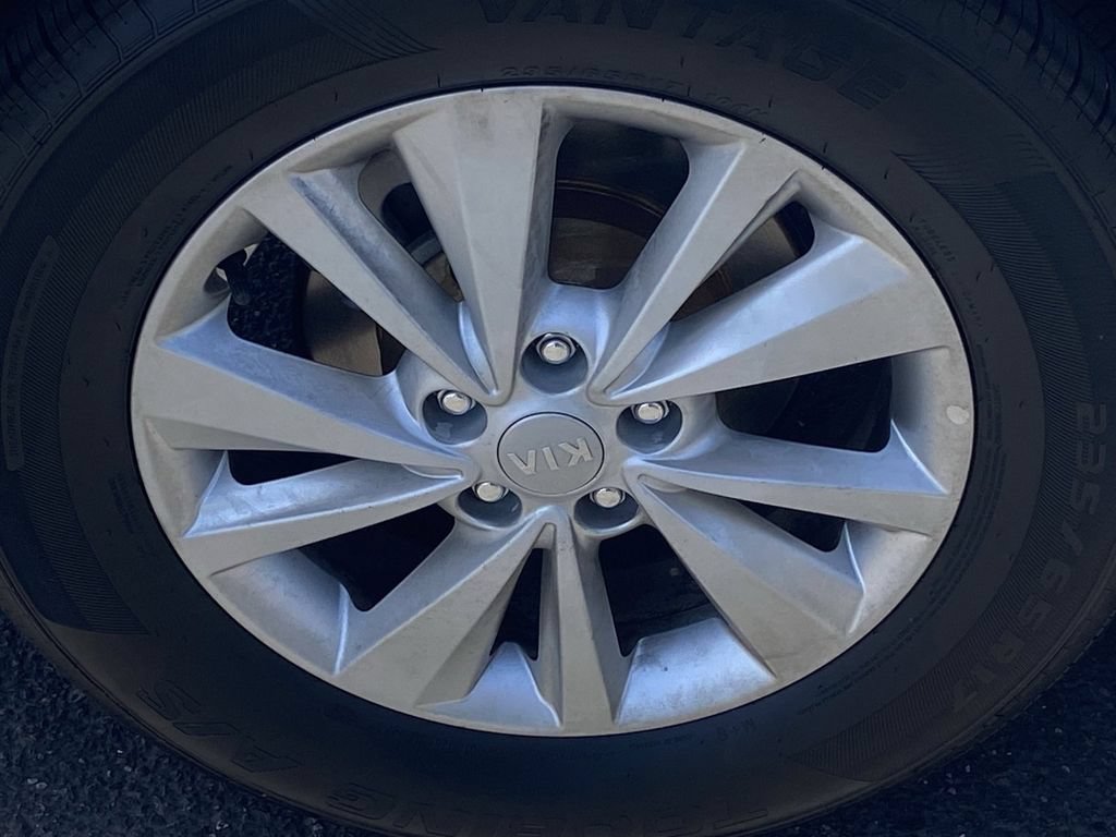 Used 2017 Kia Sedona LX w/ LX Essentials Premium Package FWD image 8