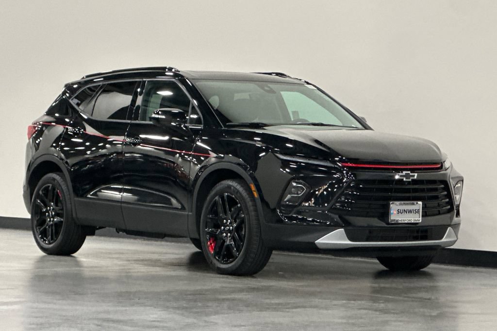 Used 2025 Chevrolet Blazer LT w/ Sound & Technology Package AWD/4WD image 2