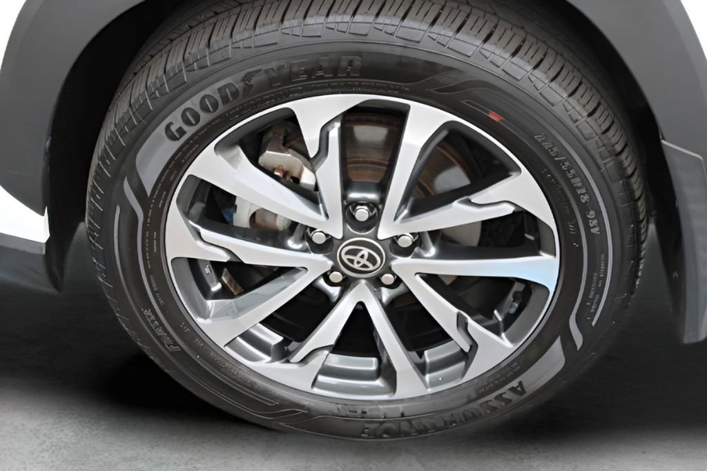 Used 2023 Toyota Corolla Cross XLE w/ Convenience Package image 2