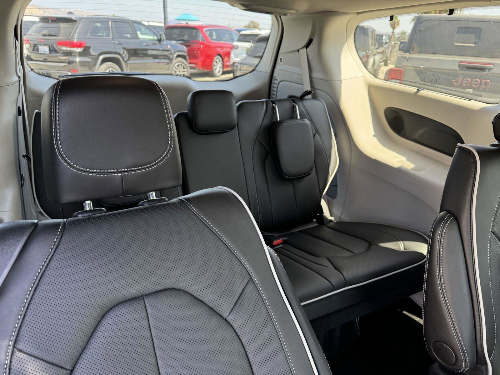 New 2024 Chrysler Pacifica Limited FWD image 11