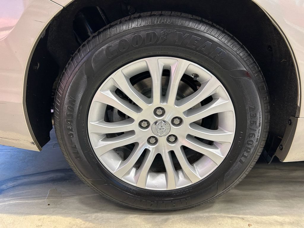 Used 2017 Toyota Sienna XLE w/ XLE Navigation Package FWD image 24