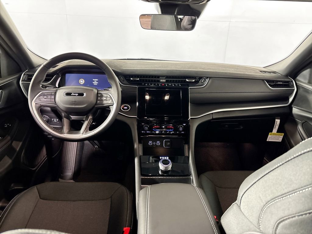 New 2025 Jeep Grand Cherokee Laredo w/ MOPAR Finishing Package AWD/4WD image 12