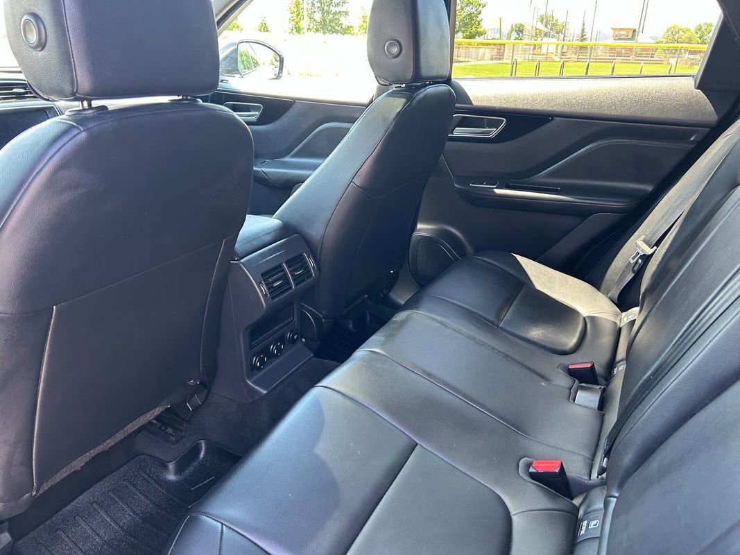 Used 2020 Jaguar F-PACE Premium image 16