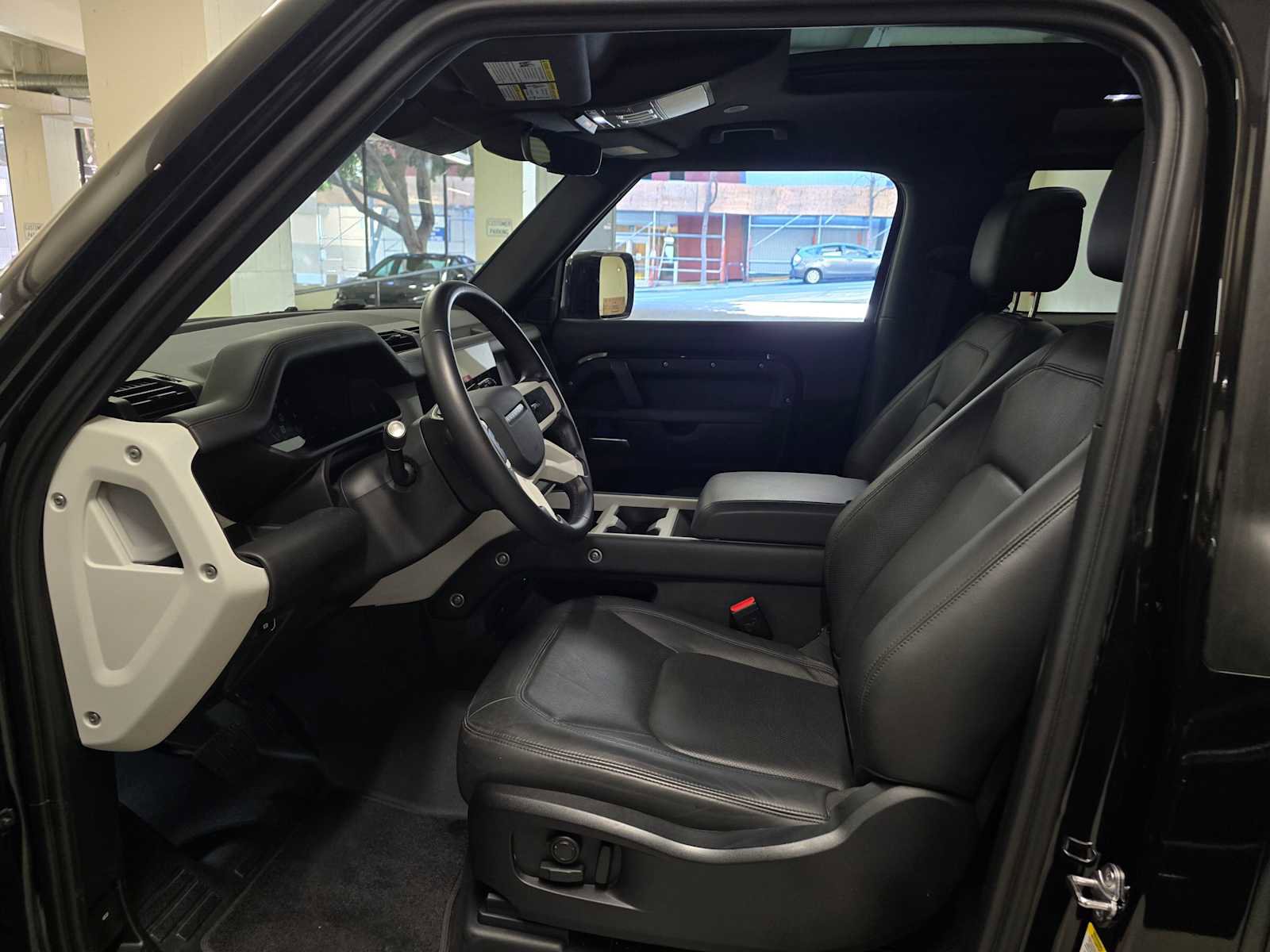 Used 2025 Land Rover Defender 90 X-Dynamic SE image 18