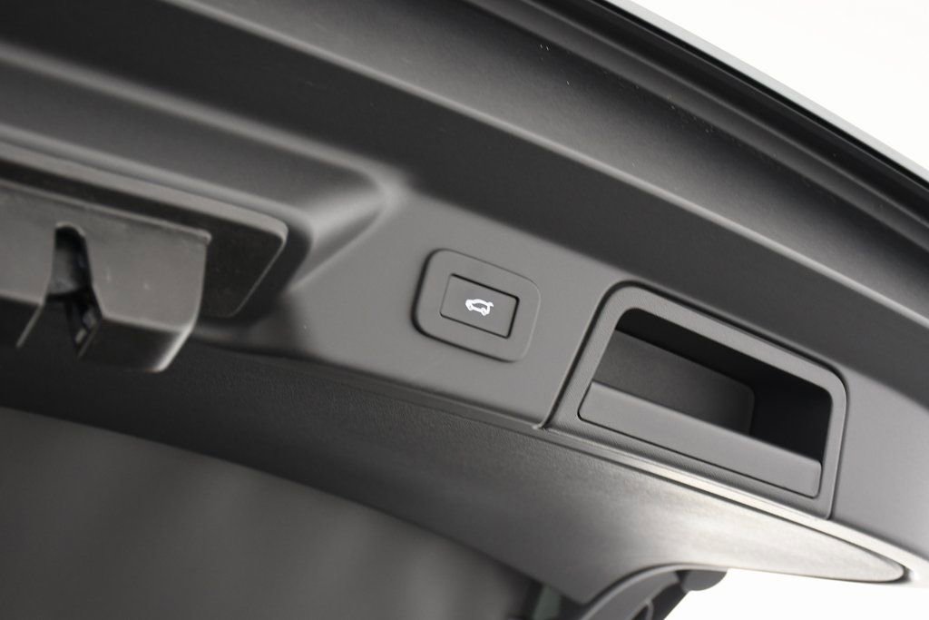 Certified 2025 Land Rover Range Rover Velar Dynamic SE image 25