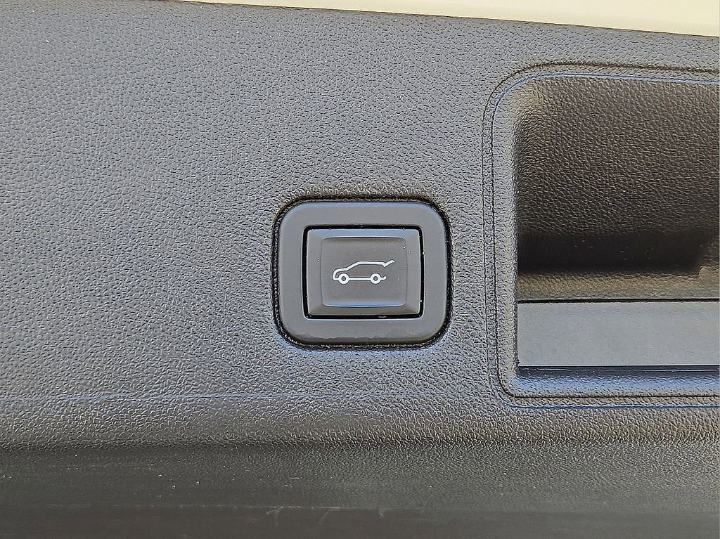 Used 2024 GMC Terrain SLT image 16