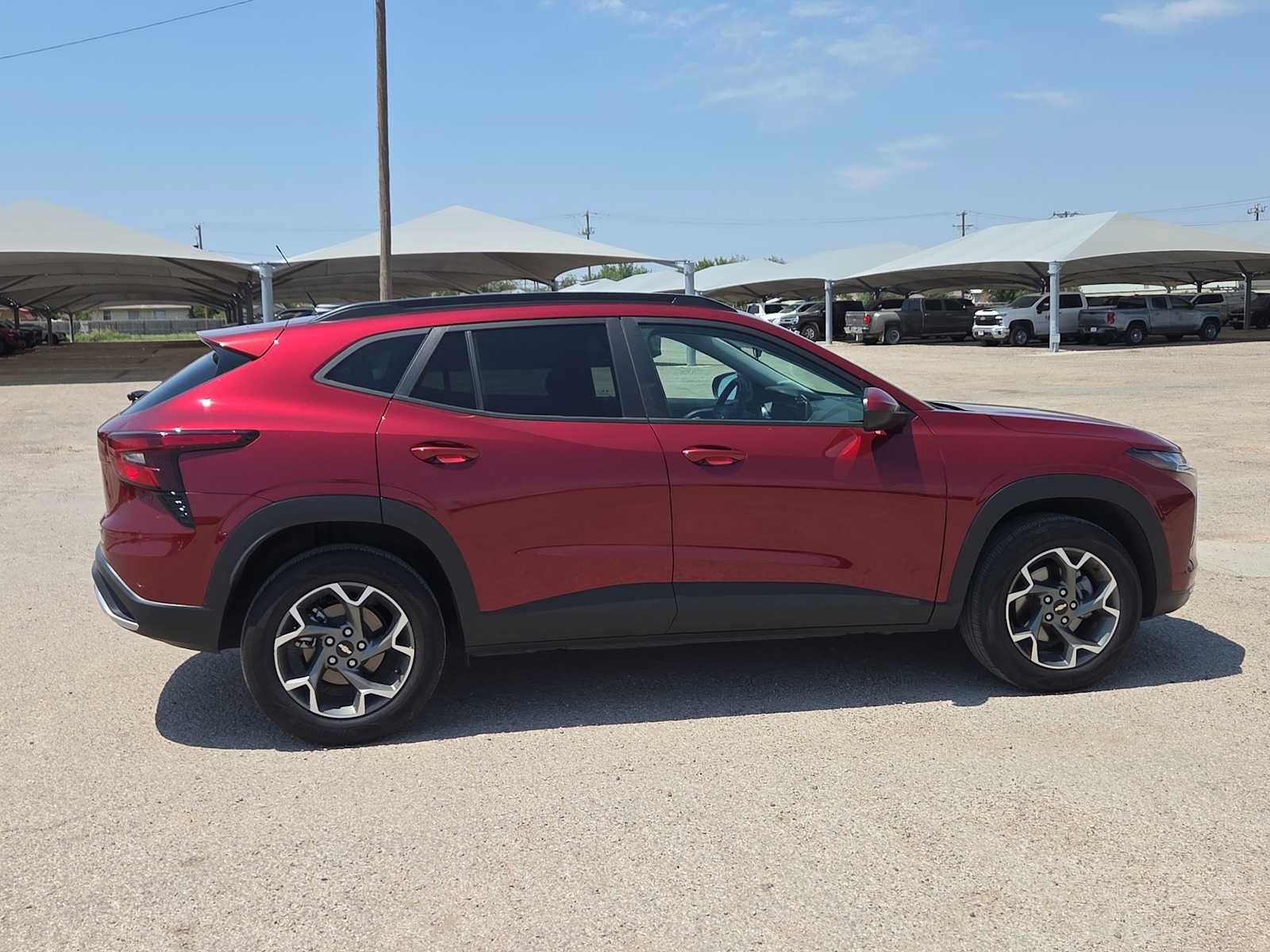 Used 2025 Chevrolet Trax LT FWD image 9