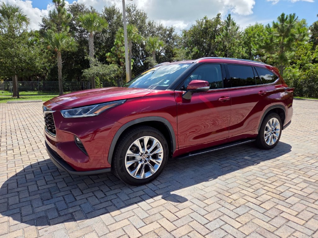 Used 2023 Toyota Highlander Limited FWD image 3