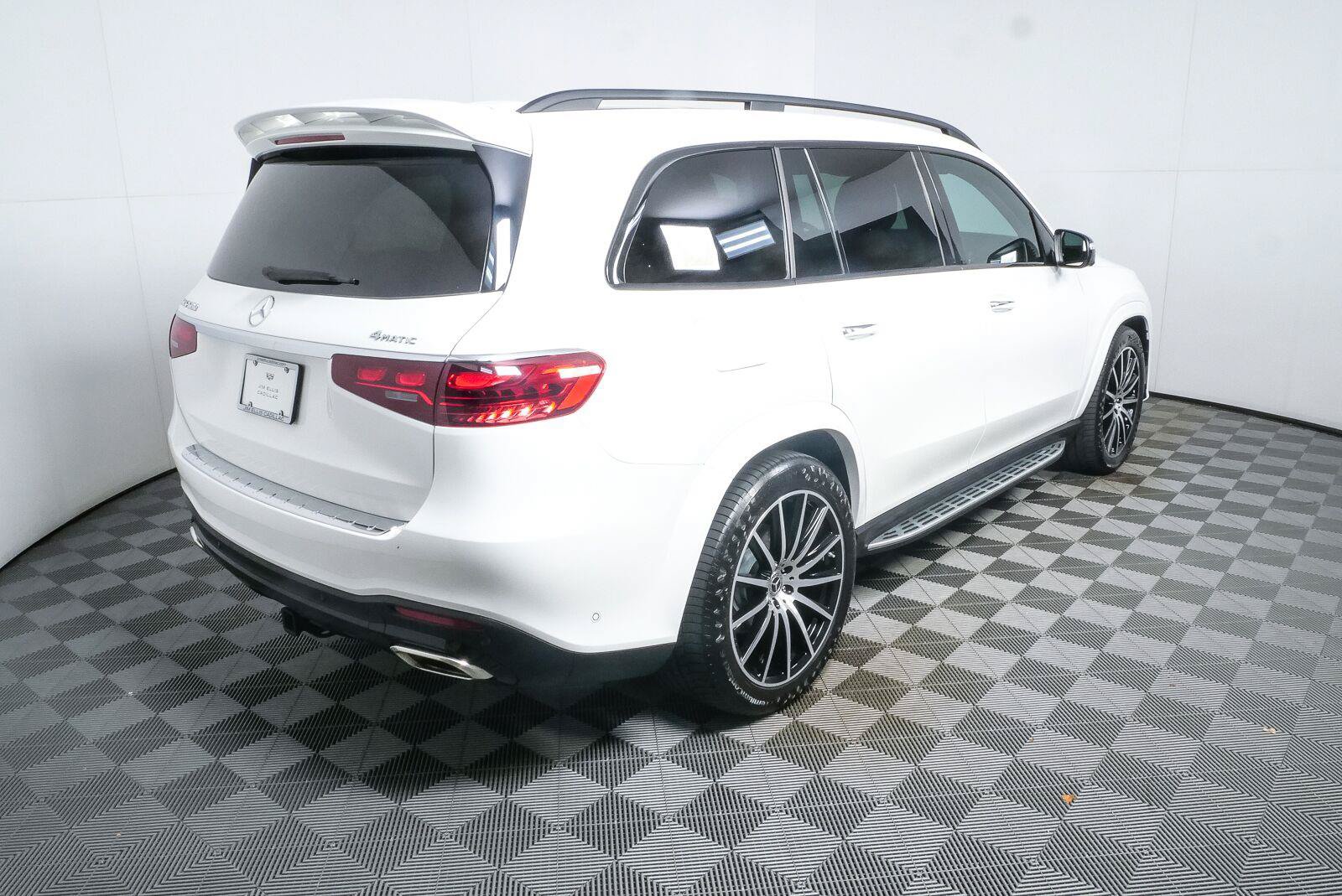 Used 2024 Mercedes-Benz GLS 580 4MATIC image 3