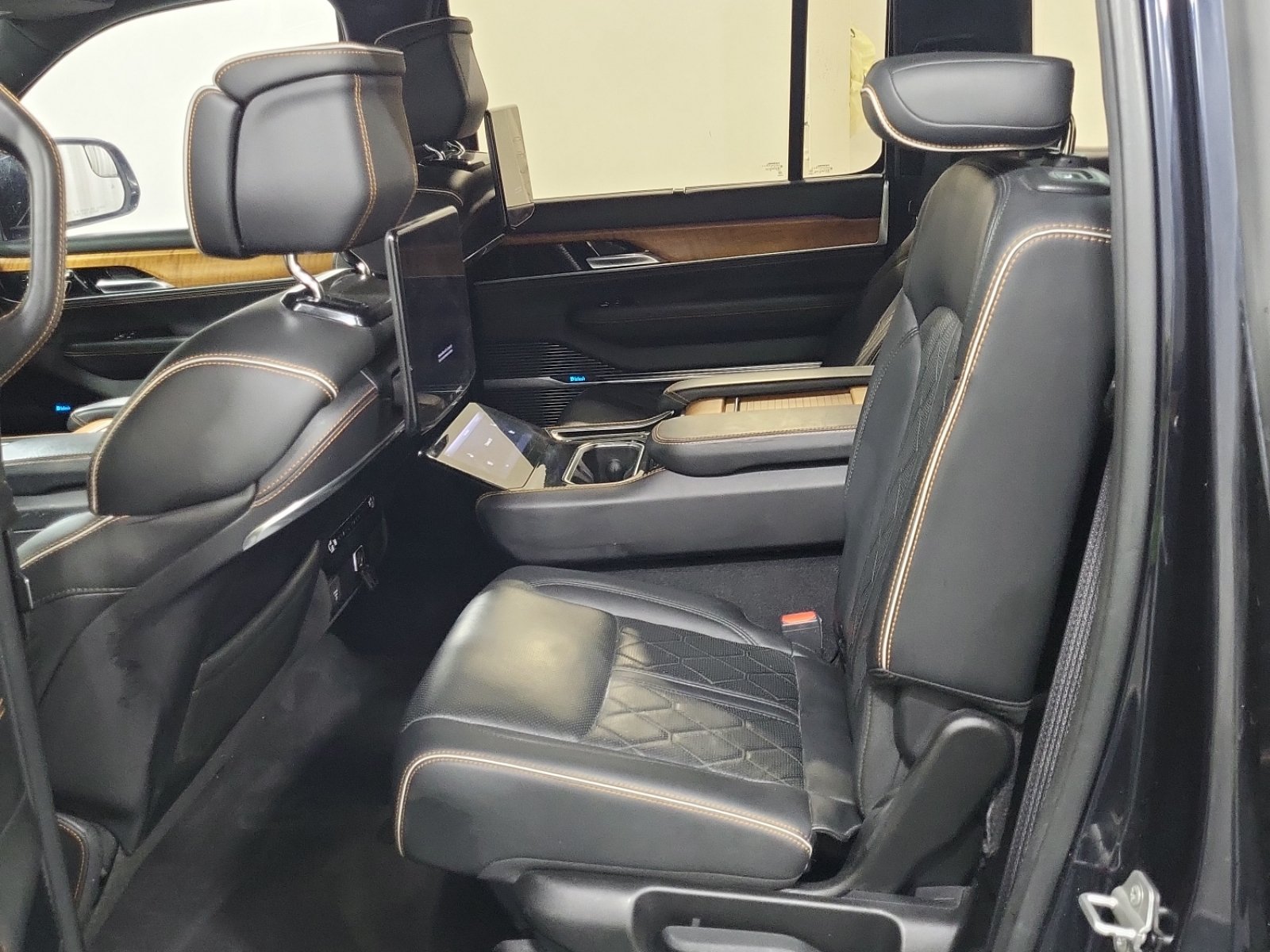 Used 2022 Jeep Grand Wagoneer Series III w/ Rear-Seat Entertainment Group AWD/4WD image 13