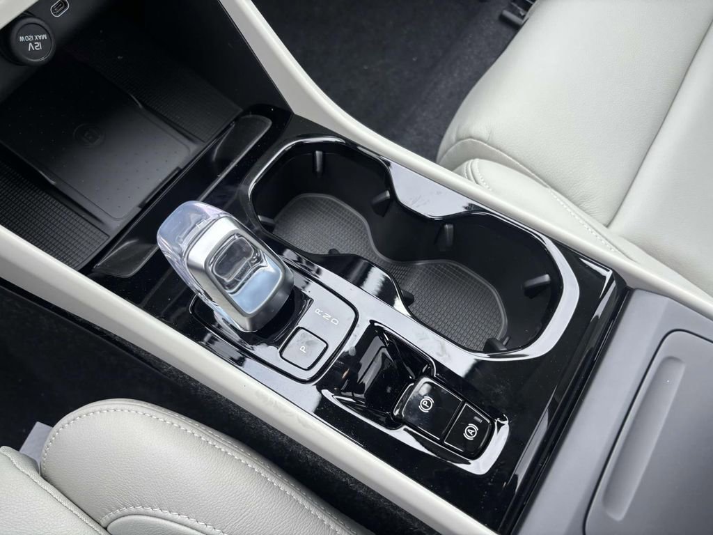 Used 2025 Volvo XC40 B5 Plus w/ Protection Package Premier image 23