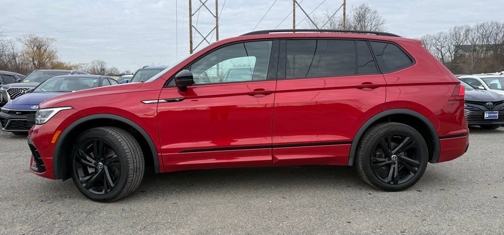 Used 2024 Volkswagen Tiguan SE R-Line AWD/4WD image 2