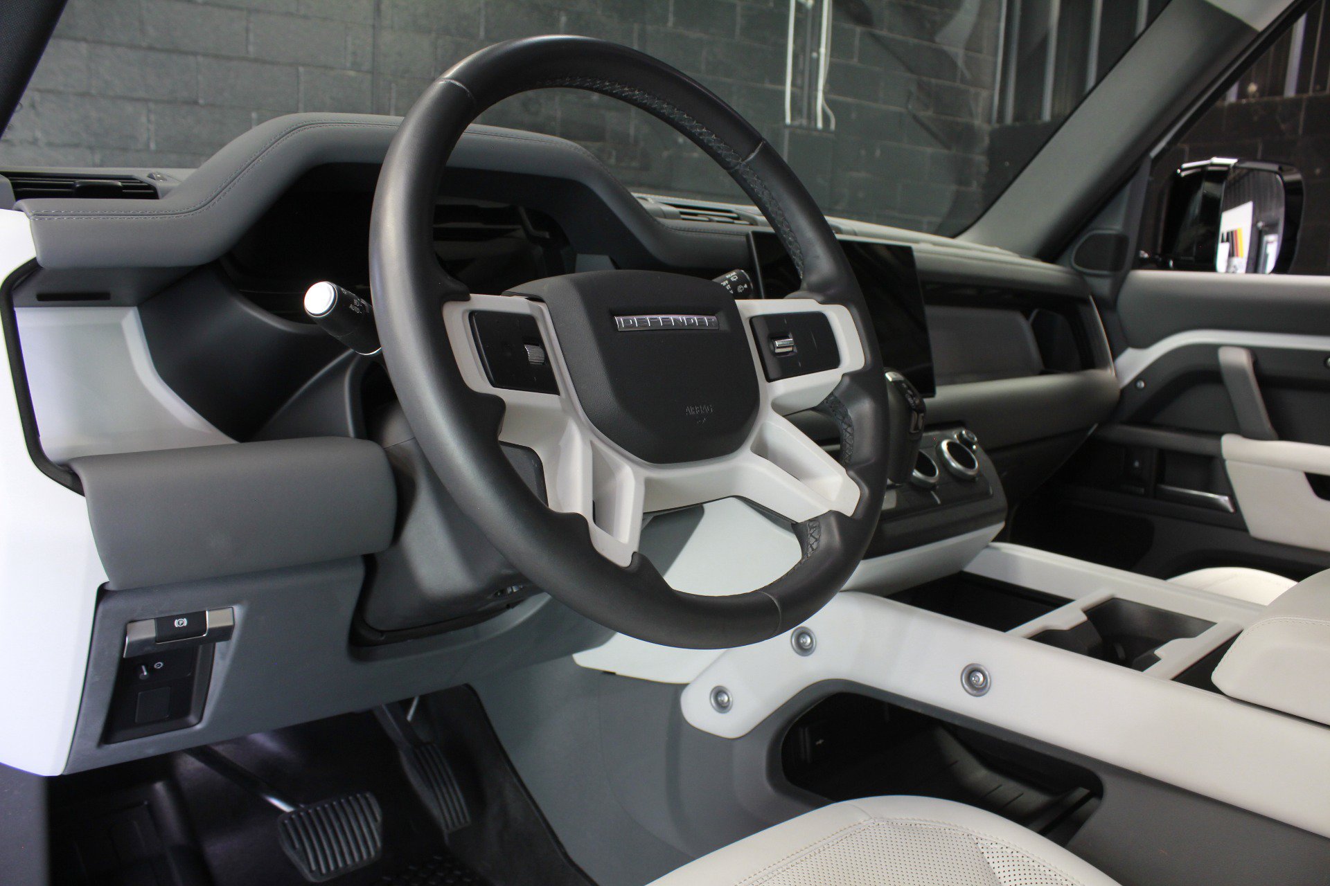 Used 2025 Land Rover Defender 110 X-Dynamic SE AWD/4WD image 30