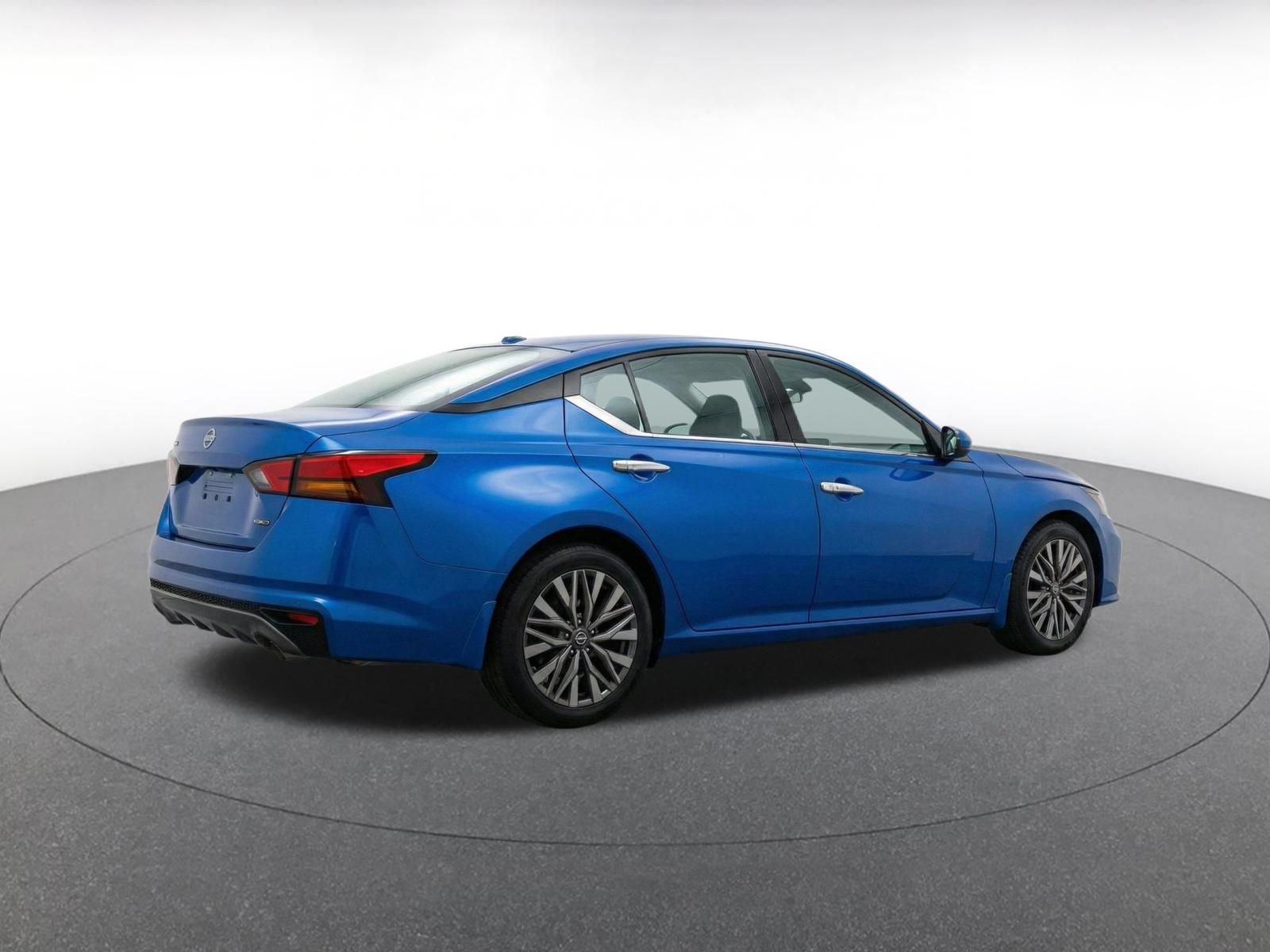 Used 2025 Nissan Altima 2.5 SV FWD image 9