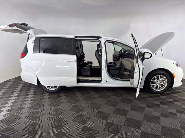Used 2023 Chrysler Pacifica Touring-L FWD image 16