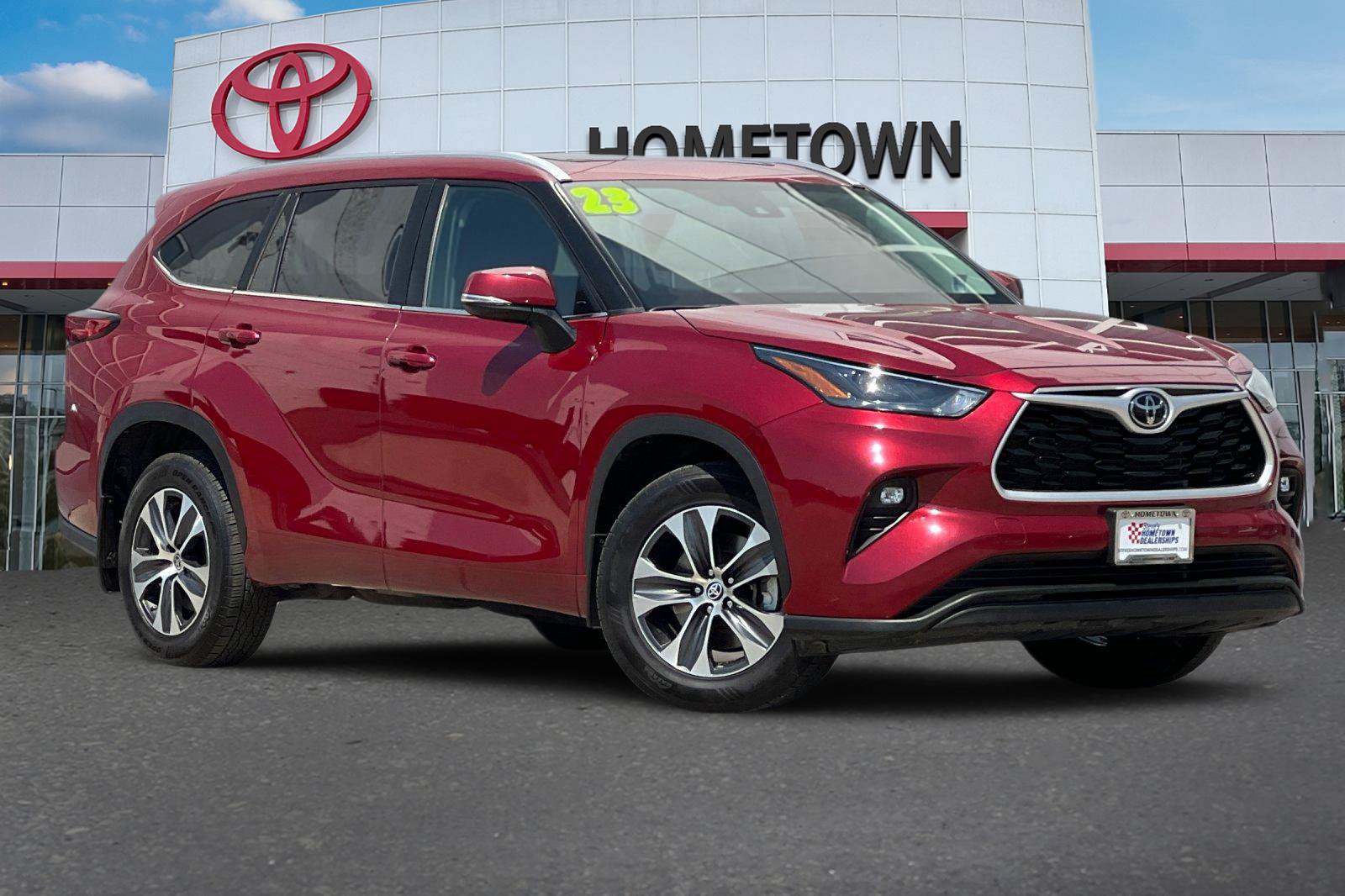 Used 2023 Toyota Highlander XLE AWD/4WD image 2