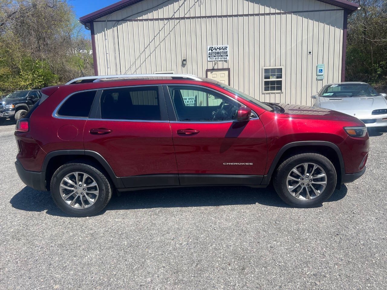 Used 2019 Jeep Cherokee Latitude Plus w/ Cold Weather Group AWD/4WD image 23