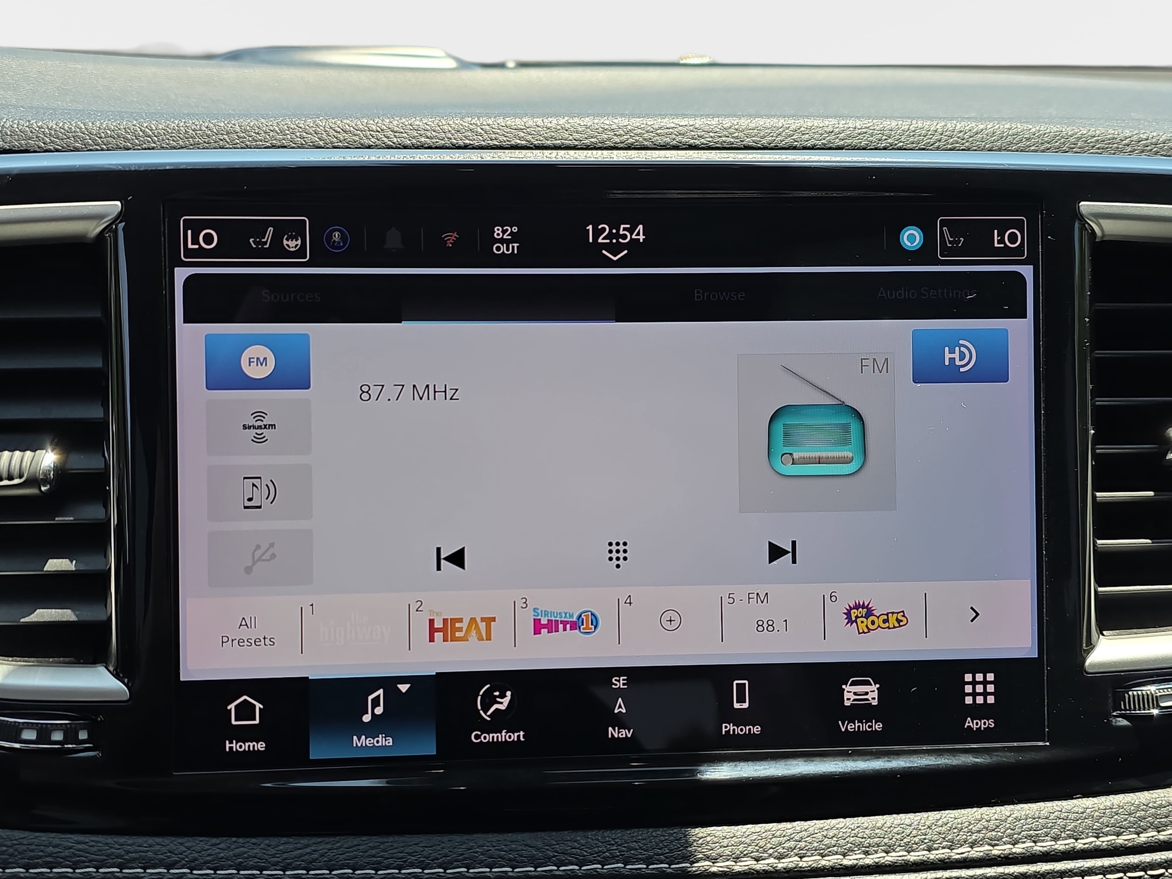 Used 2024 Chrysler Pacifica Limited FWD image 19