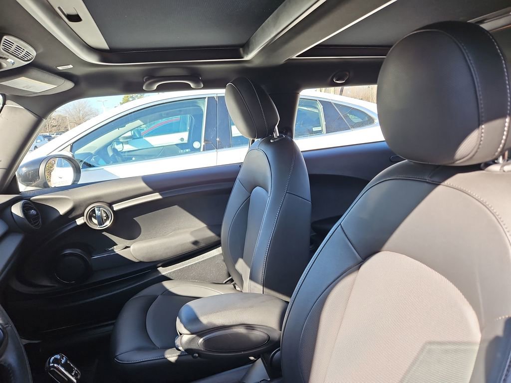 Used 2021 MINI Cooper 2-Door Hardtop image 11