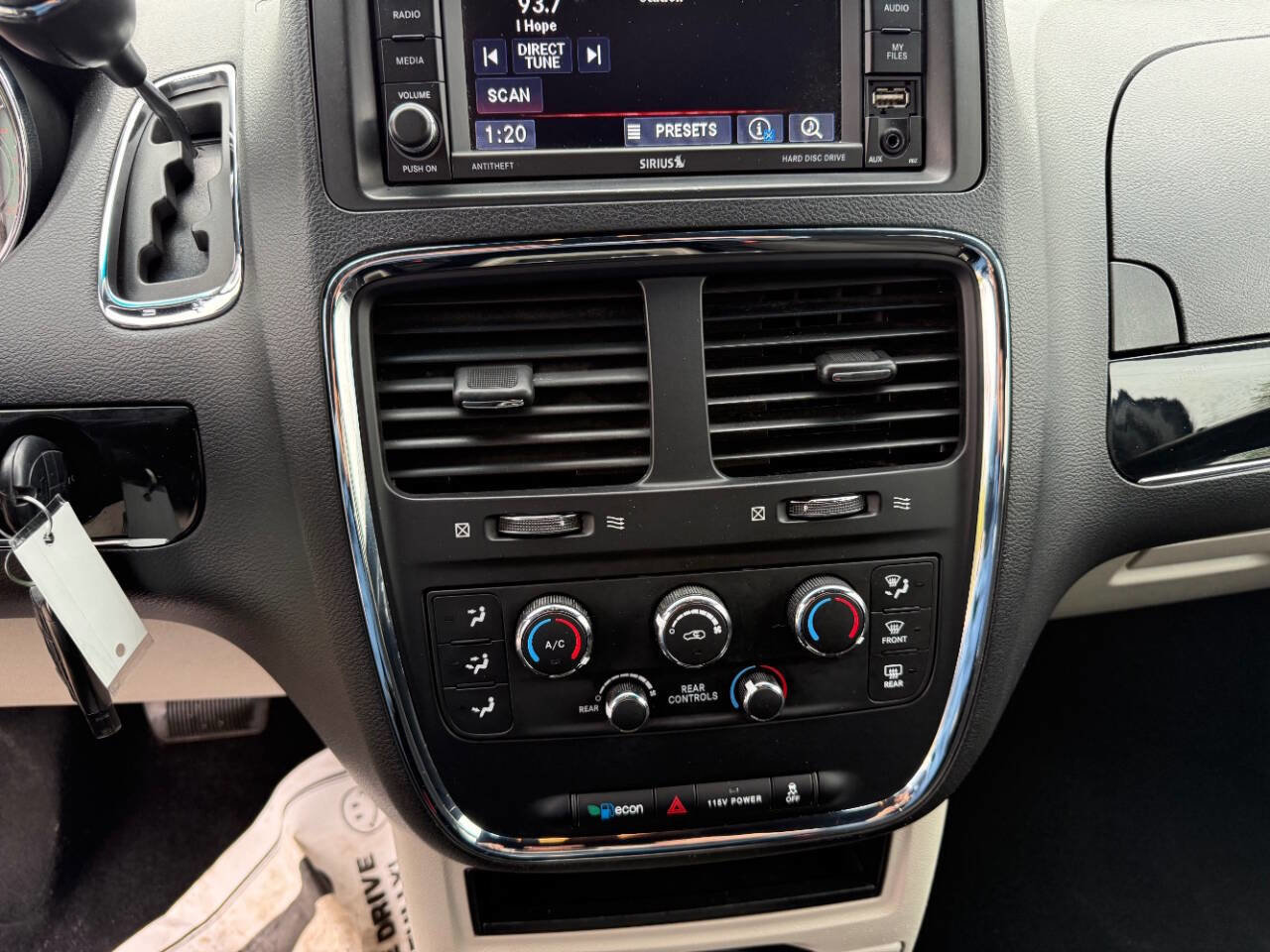 Used 2016 Dodge Grand Caravan SE FWD image 18