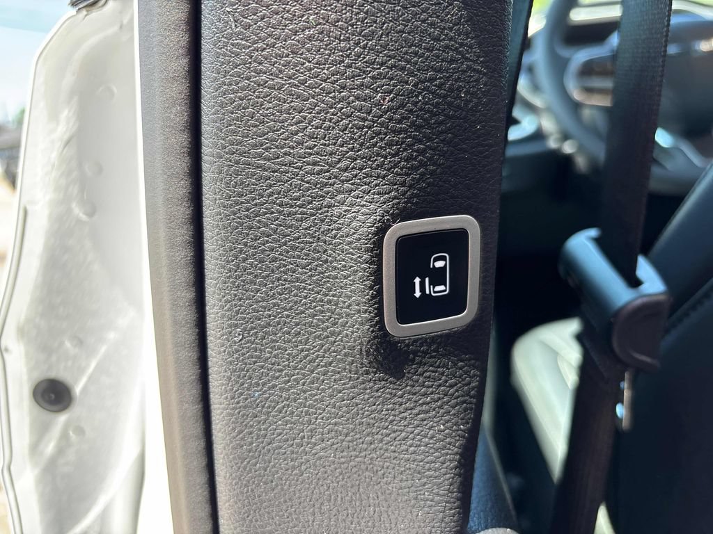 Used 2025 Chrysler Voyager LX FWD image 33